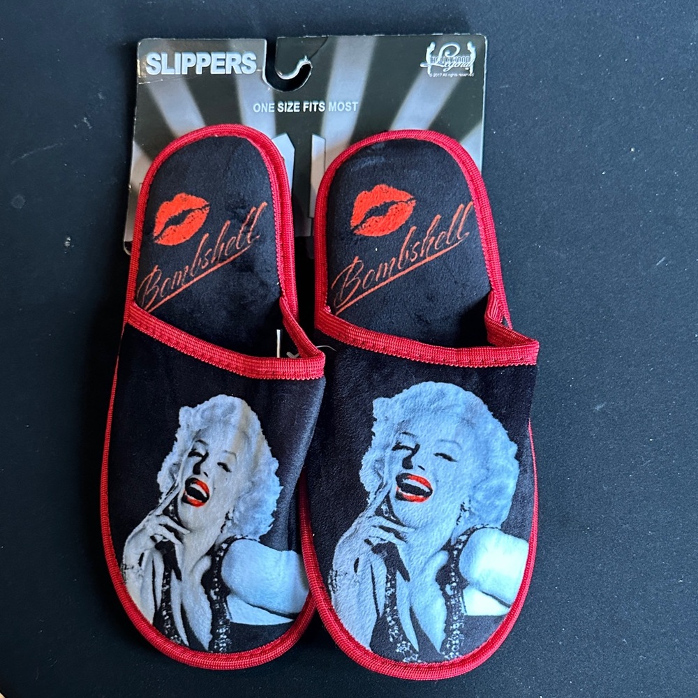 Marylin Monroe Black and Red Women's Slippers Sz 7/8 old stock